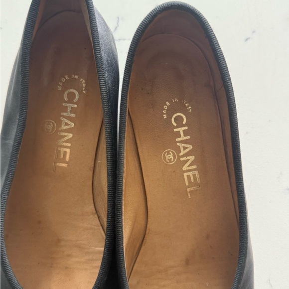Classic Chanel Interlocking CC Black Leather Ballet Flats - Picture 2 of 6